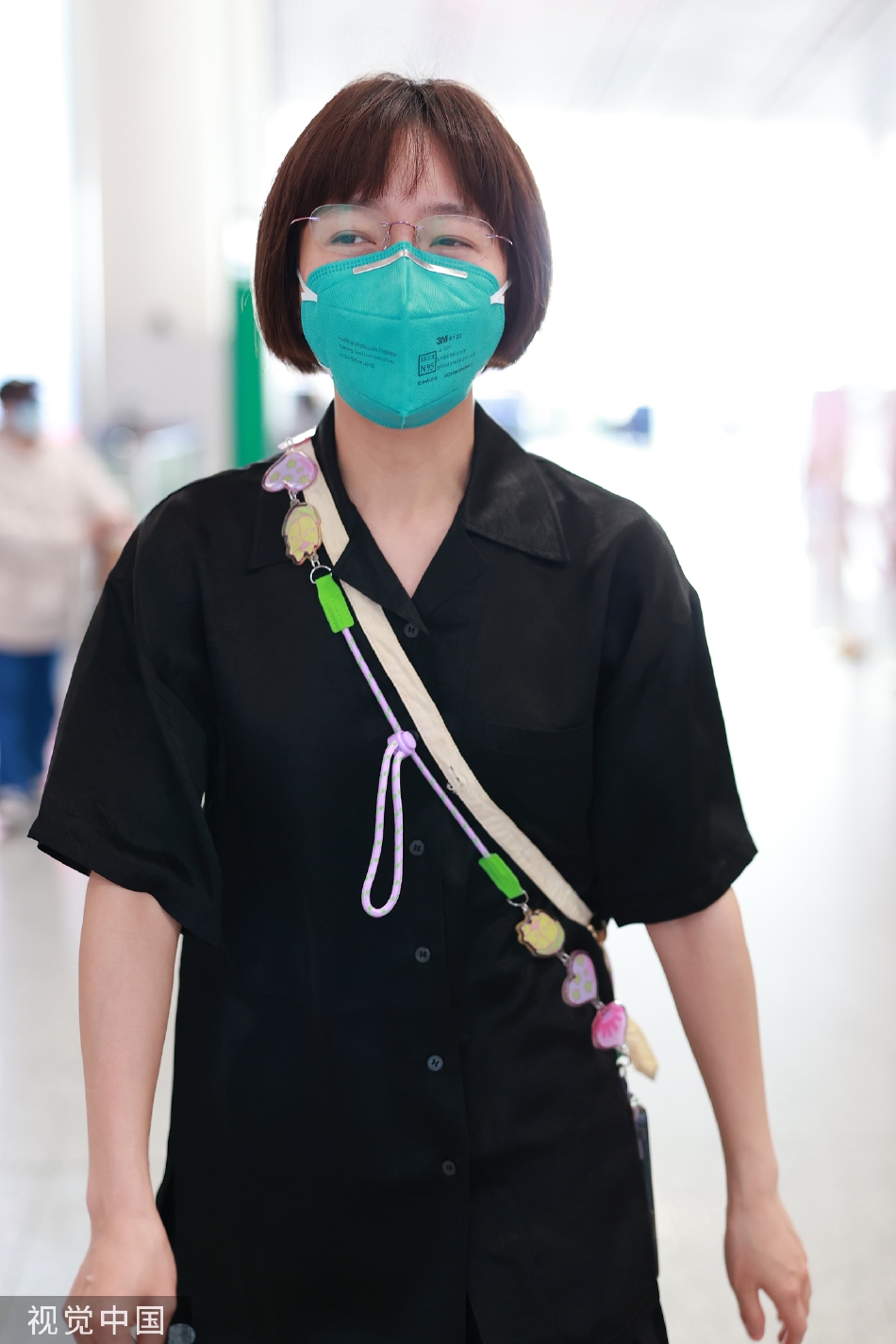 组图：演员焦俊艳从首都机场出发波点拼接裙搭皮鞋减龄俏皮第4张图片