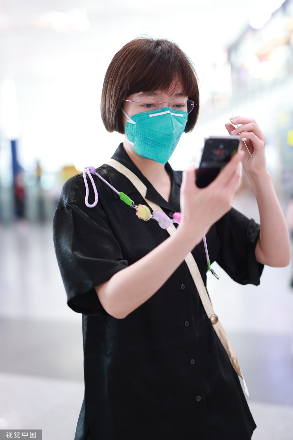 组图：演员焦俊艳从首都机场出发波点拼接裙搭皮鞋减龄俏皮第2张图片