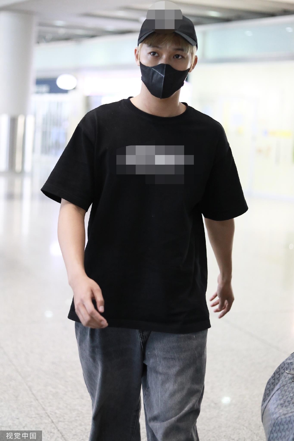 组图：艺人伍嘉成现身北京机场穿黑T恤戴棒球帽休闲有活力第5张图片
