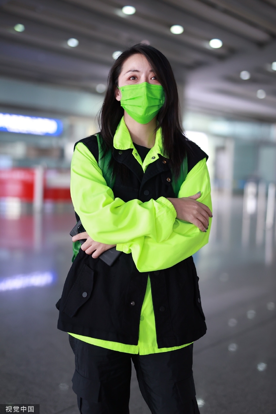 组图：演员黄小蕾现身北京机场穿荧光绿卫衣个性十足第6张图片