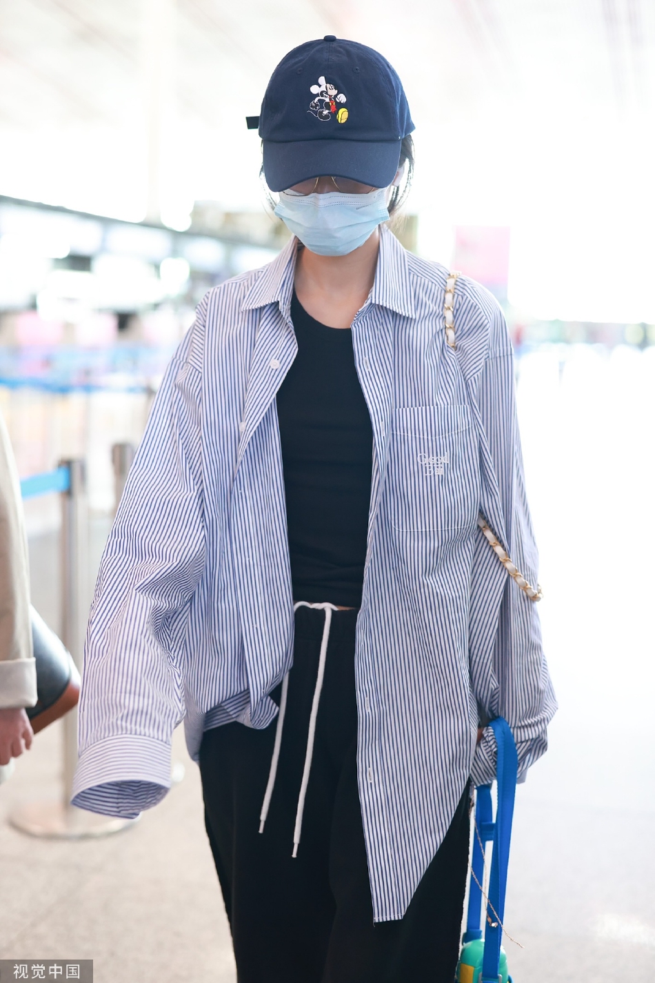 组图：演员周雨彤现身北京机场穿蓝白条纹衬衫清爽休闲第6张图片