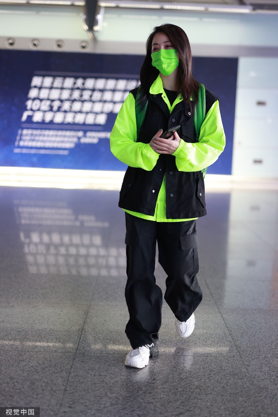 组图：演员黄小蕾现身北京机场穿荧光绿卫衣个性十足第5张图片