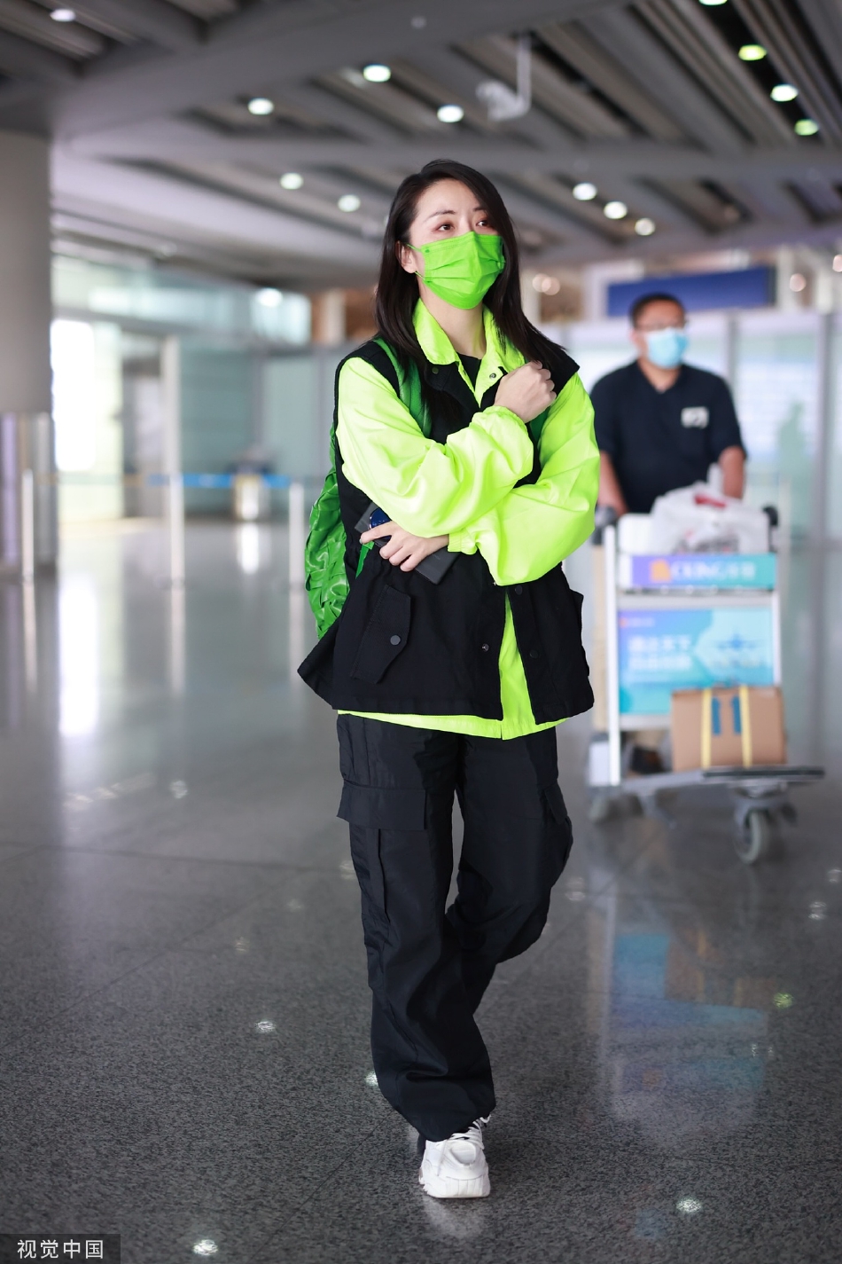 组图：演员黄小蕾现身北京机场穿荧光绿卫衣个性十足第7张图片