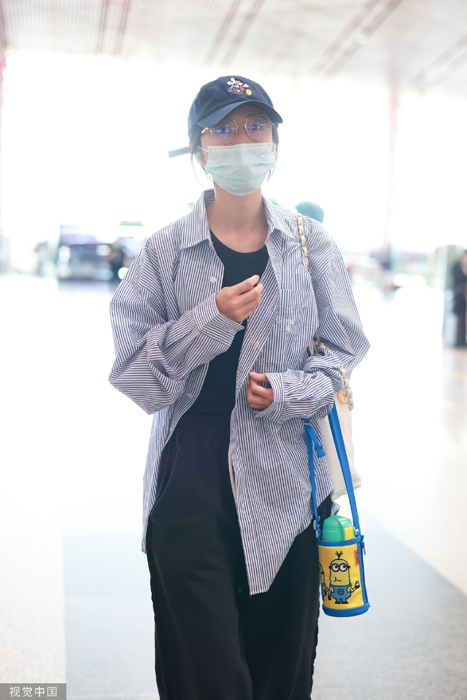 组图：演员周雨彤现身北京机场穿蓝白条纹衬衫清爽休闲第3张图片
