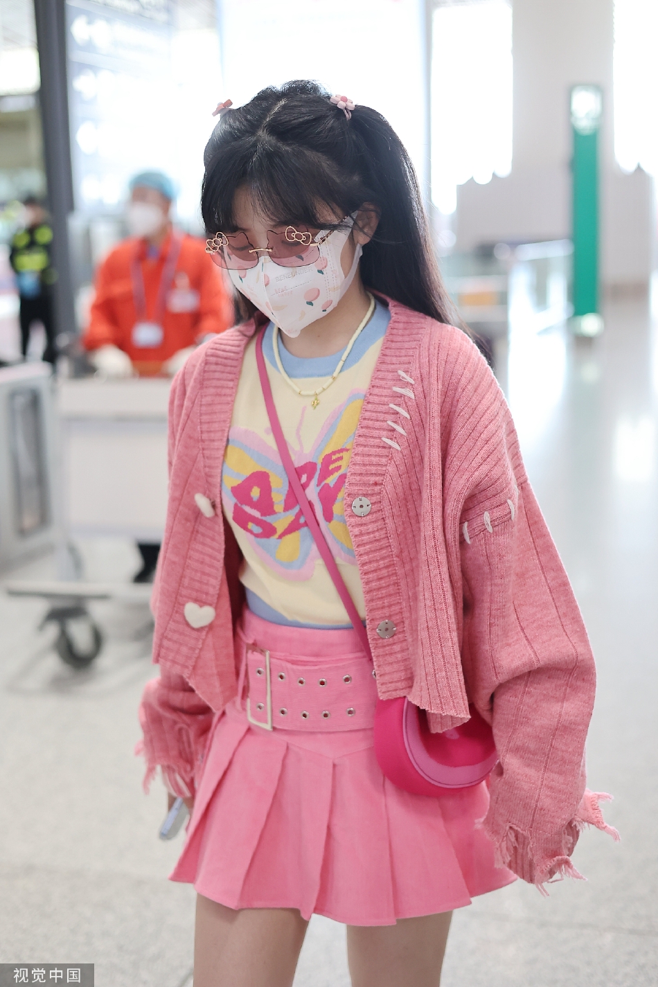 组图：赖美云现身北京机场戴粉色卡通墨镜元气满满第6张图片