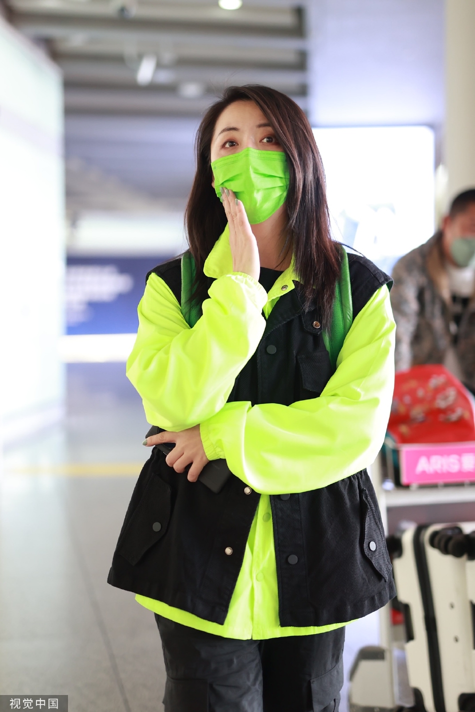 组图：演员黄小蕾现身北京机场穿荧光绿卫衣个性十足第4张图片