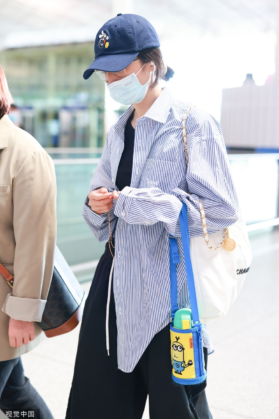 组图：演员周雨彤现身北京机场穿蓝白条纹衬衫清爽休闲第5张图片