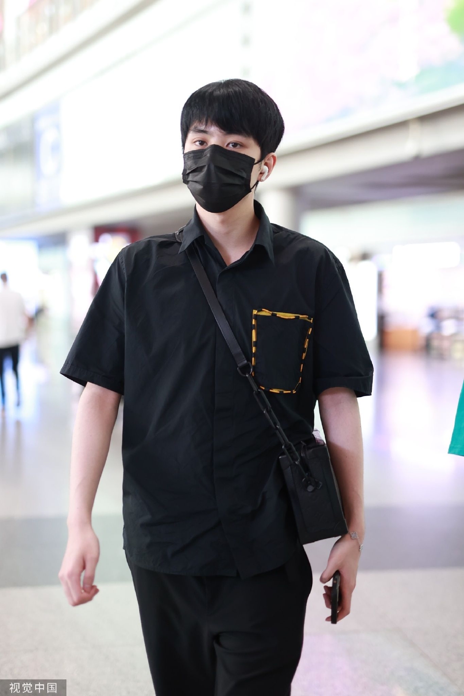 组图:ixform成员邓孝慈现身机场 穿黑色衬衫搭长裤简约休闲