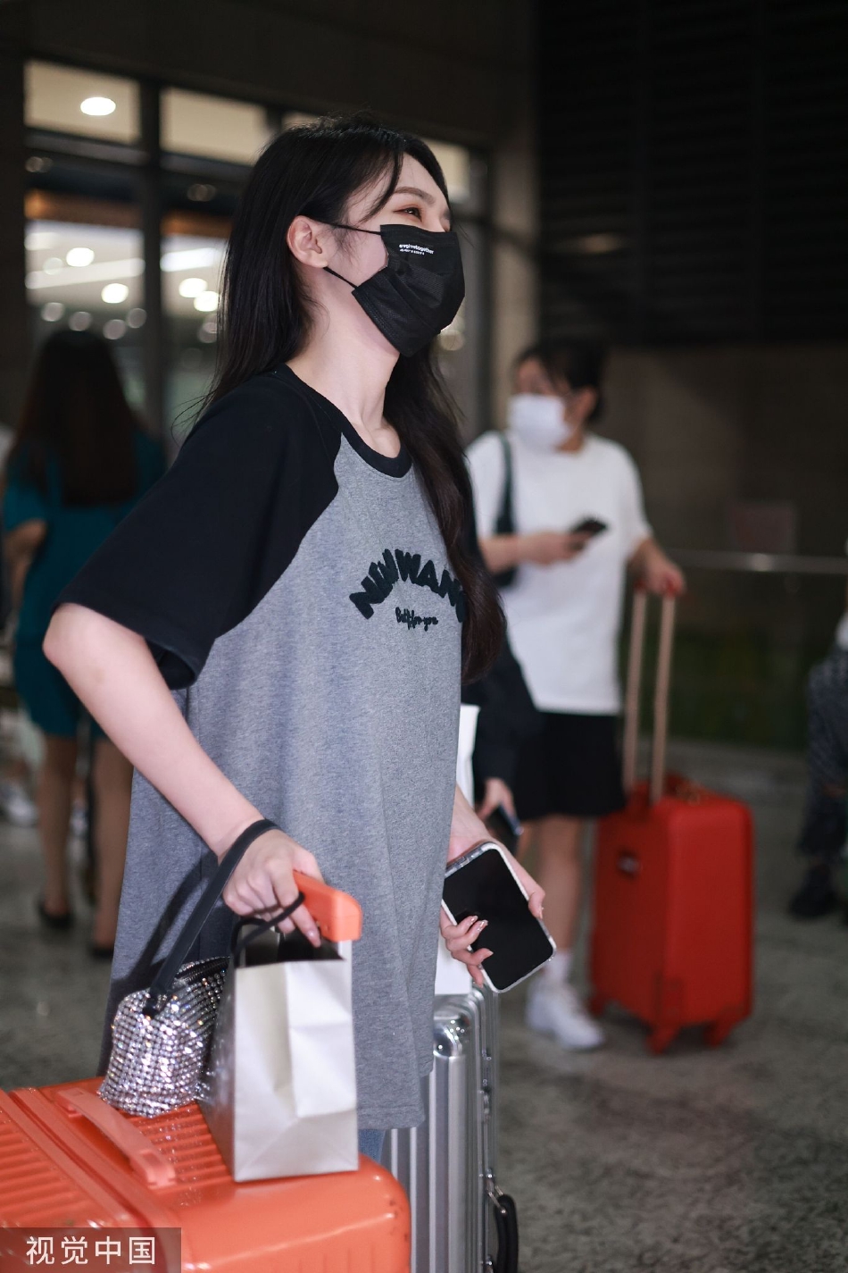 组图:snh48宋昕冉现身火车站 穿灰色t恤搭牛仔裤清爽休闲