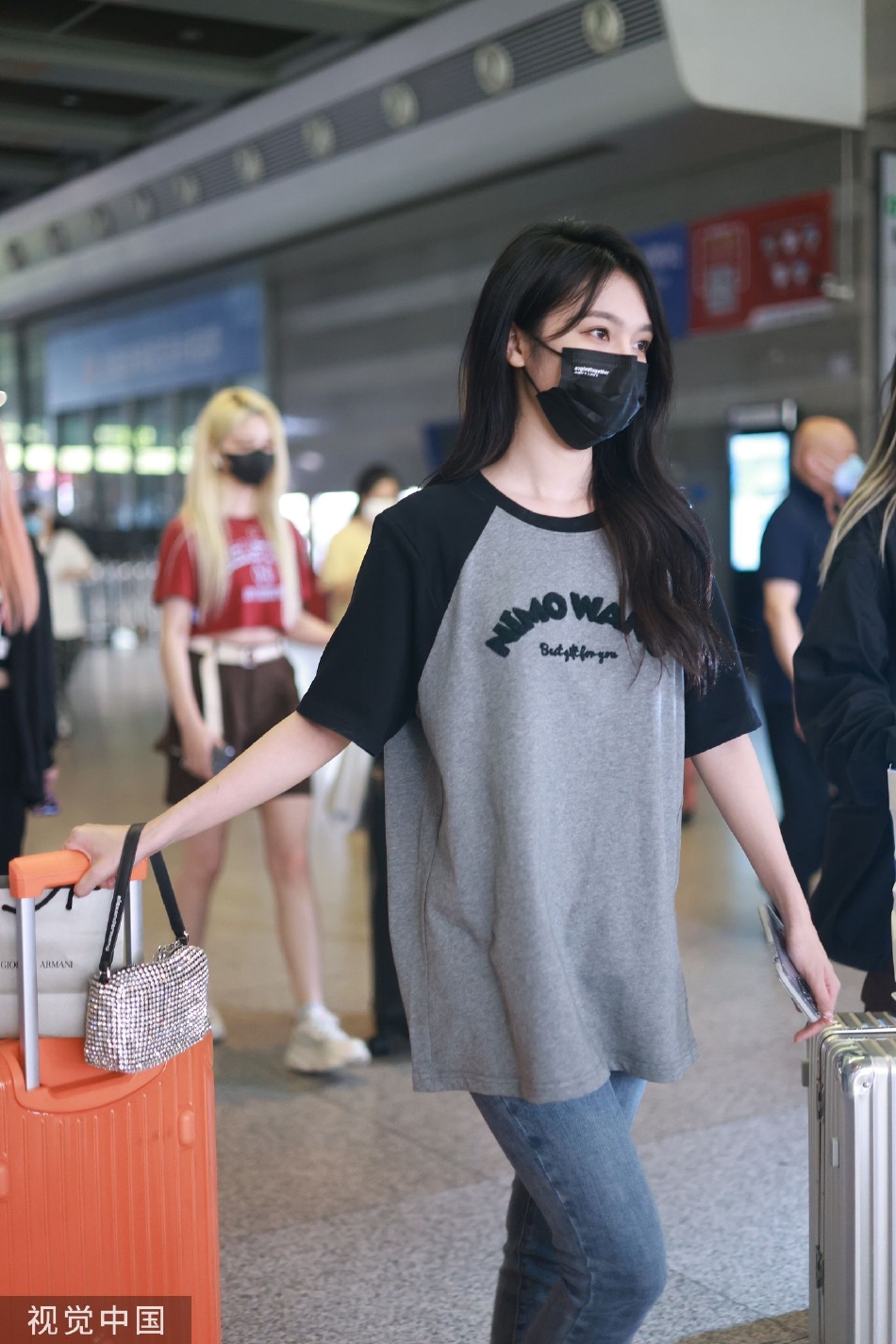 组图:snh48宋昕冉现身火车站 穿灰色t恤搭牛仔裤清爽休闲