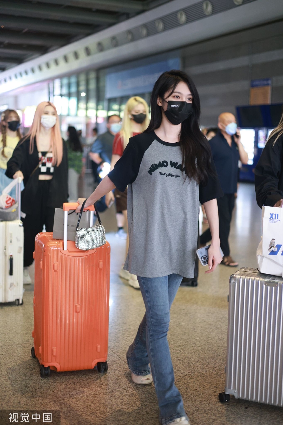 组图:snh48宋昕冉现身火车站 穿灰色t恤搭牛仔裤清爽休闲