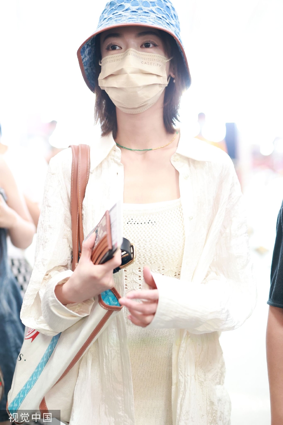 组图:吴谨言戴渔夫帽现身机场 穿白色针织长裙清新靓丽