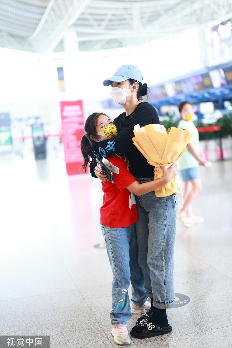 组图:黄奕现身机场获女儿前来送机 母女二人拥抱告别依依不舍_高清