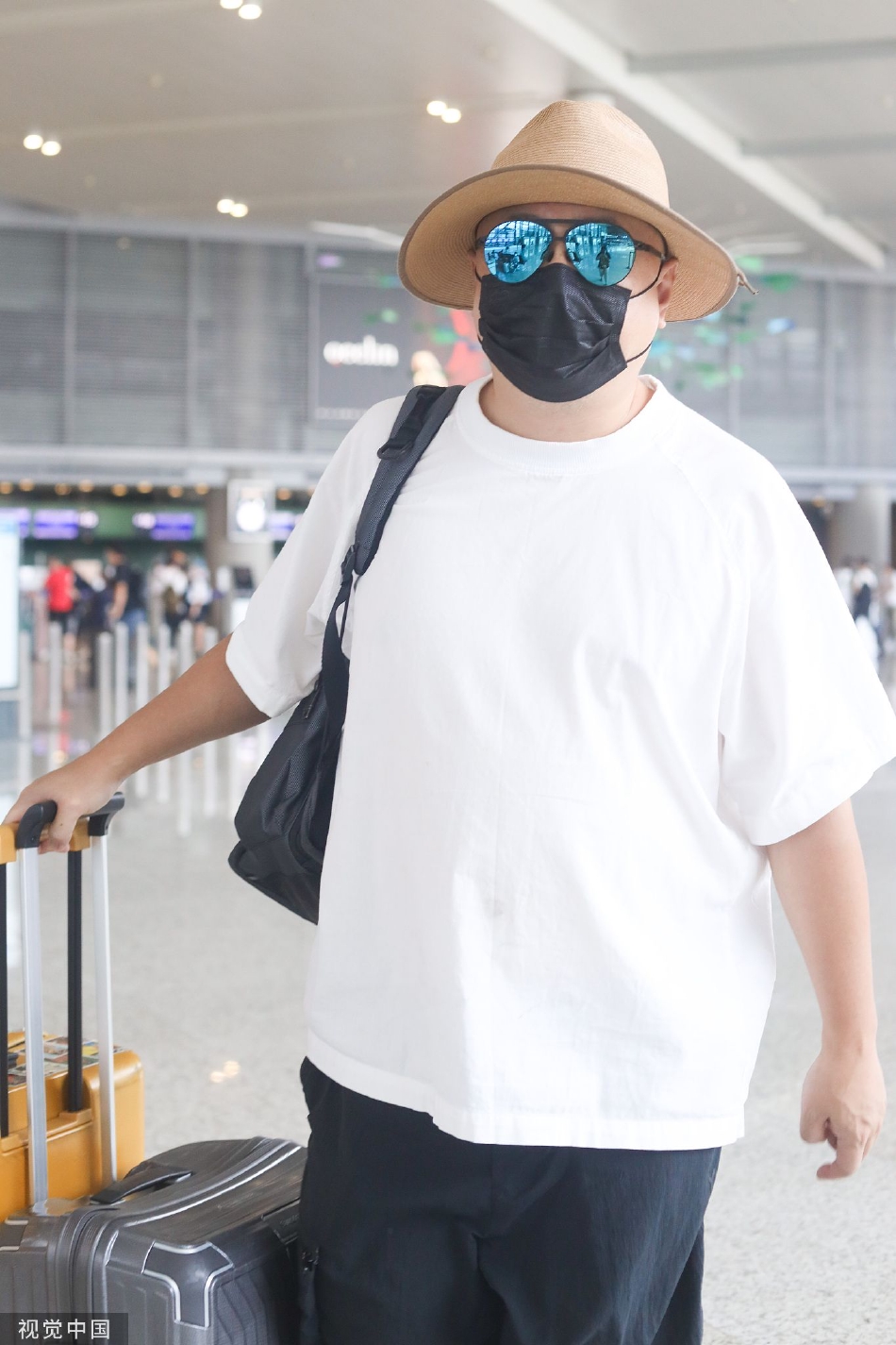 组图:徐峥戴草帽从机场出发 穿白t恤搭配短裤率性休闲_高清图集_新浪