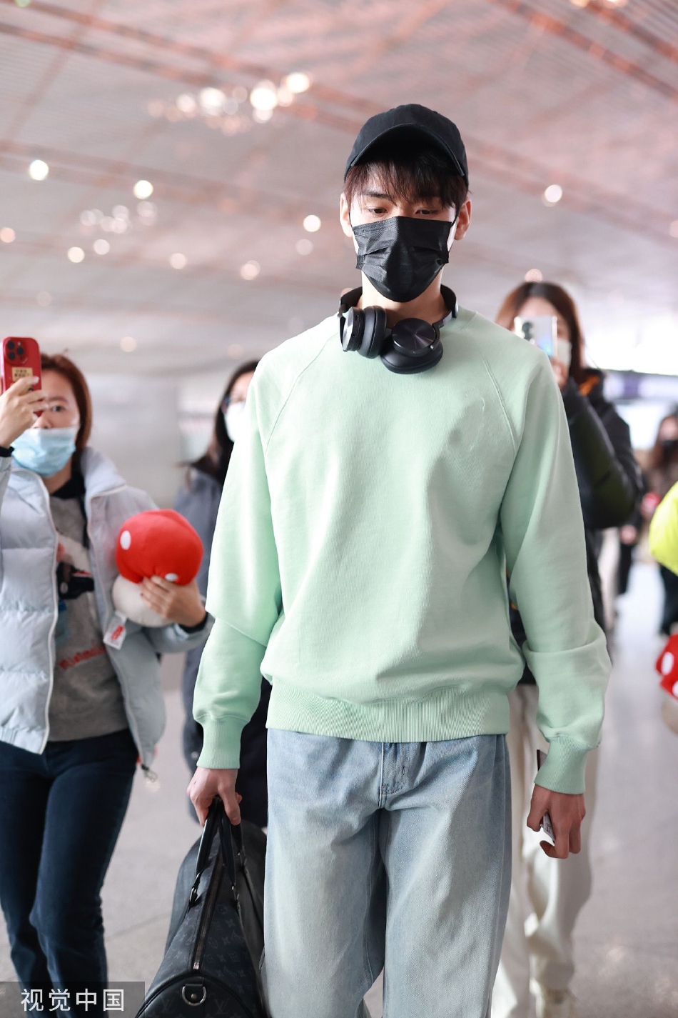 组图:龚俊穿浅绿色卫衣时尚简约 戴黑色挂脖耳机现身机场_高清图集