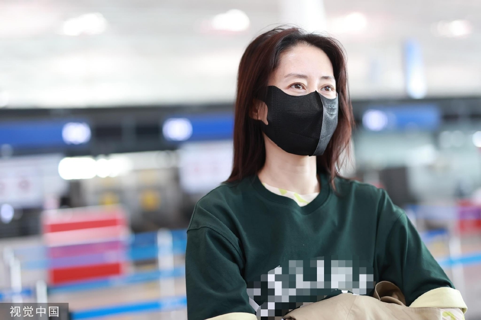 组图：刘敏涛现身北京机场穿黑色T恤休闲有个性第2张图片