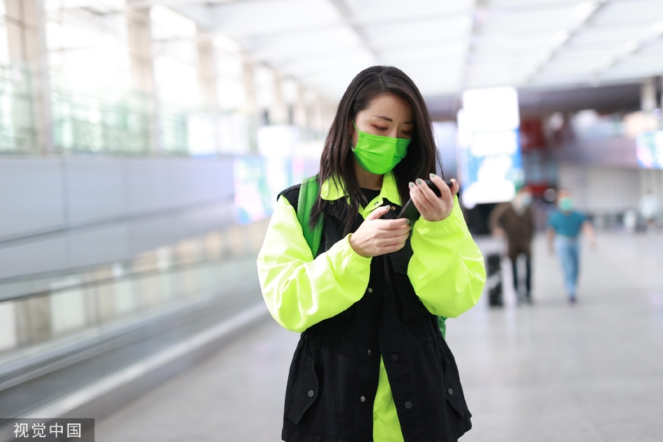 组图：演员黄小蕾现身北京机场穿荧光绿卫衣个性十足第1张图片