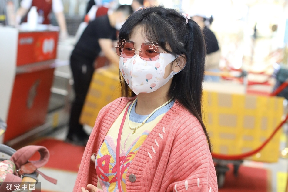 组图：赖美云现身北京机场戴粉色卡通墨镜元气满满第1张图片