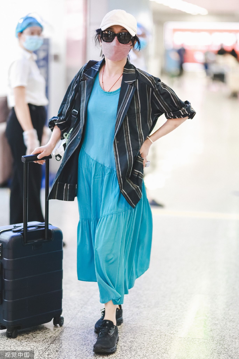 组图:周迅低调现身成都机场 穿蓝色连衣裙搭条纹西装温婉知性
