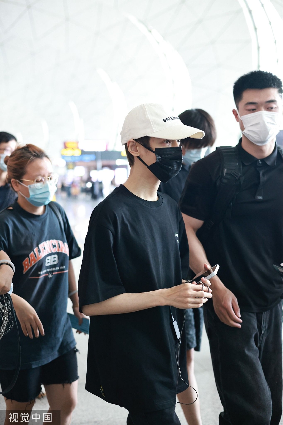 组图:罗云熙全黑look机场出发 戴鸭舌帽低调帅气获粉丝围观_高清图集