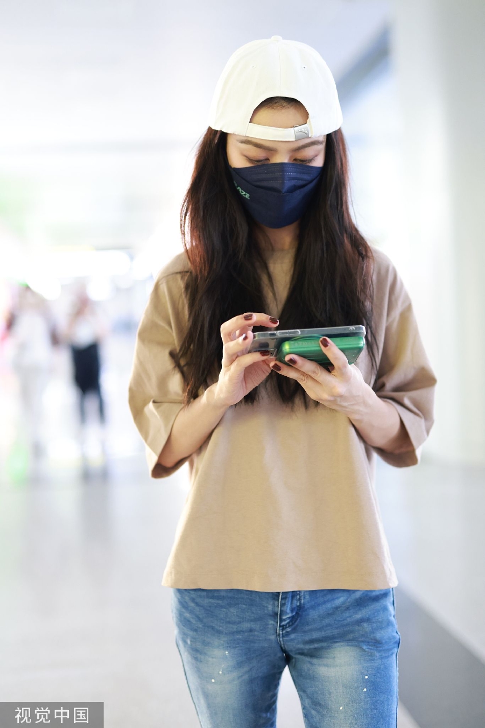 组图:薛凯琪反戴鸭舌帽现身机场 穿搭休闲全程低头玩手机