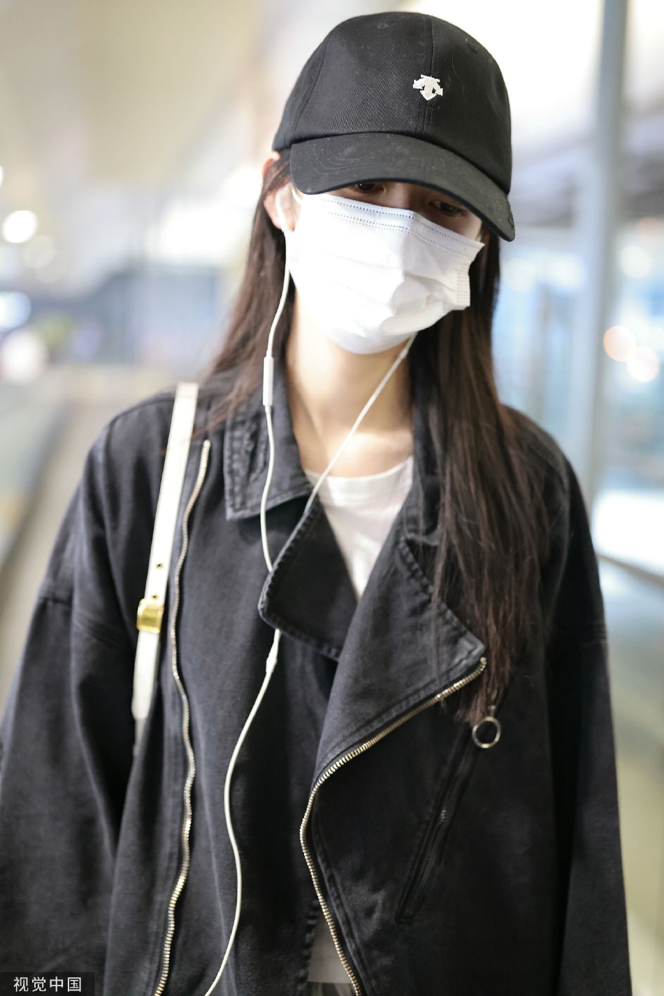 组图:周也黑色鸭舌帽现身机场 着黑色夹克内搭白衬显帅气_高清图集