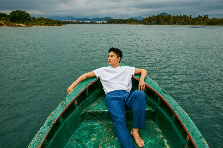 组图:贾乃亮38岁生日写真释出 赤脚泛舟湖上轻松惬意