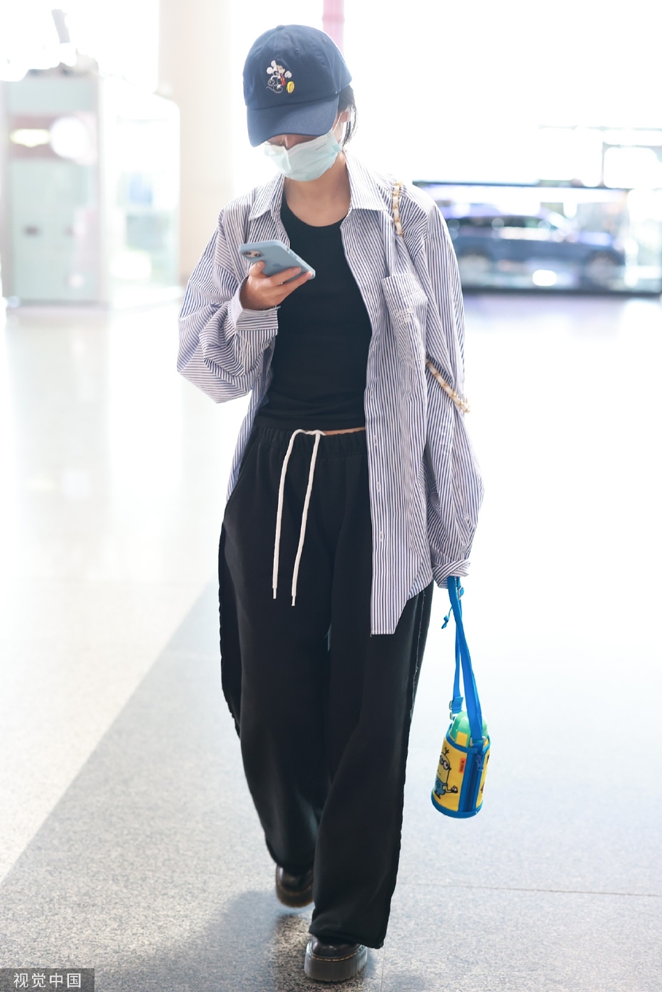 组图：演员周雨彤现身北京机场穿蓝白条纹衬衫清爽休闲第4张图片