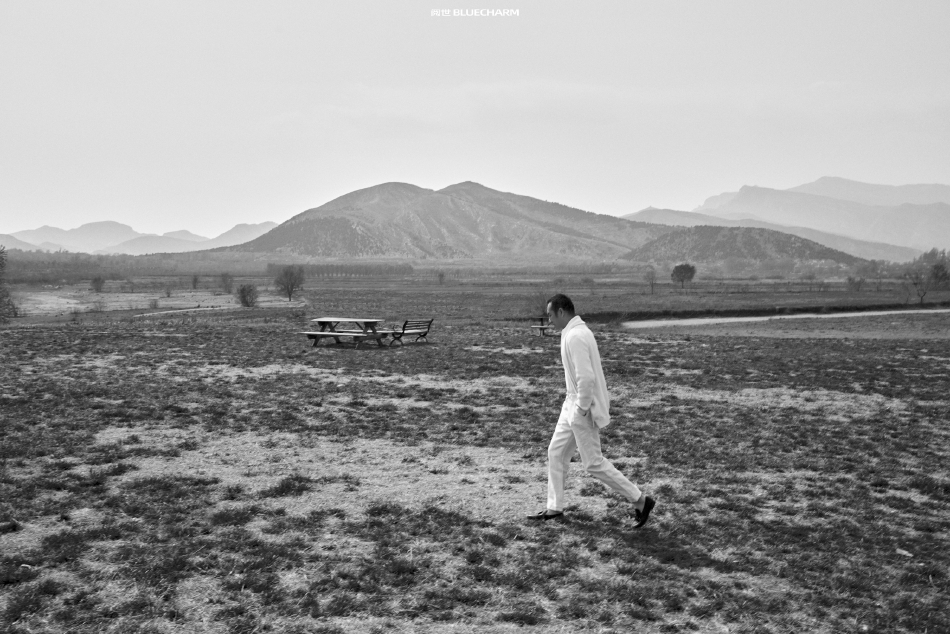 组图：黄觉胶片感旷野大片释出着橙色长风衣随性帅气