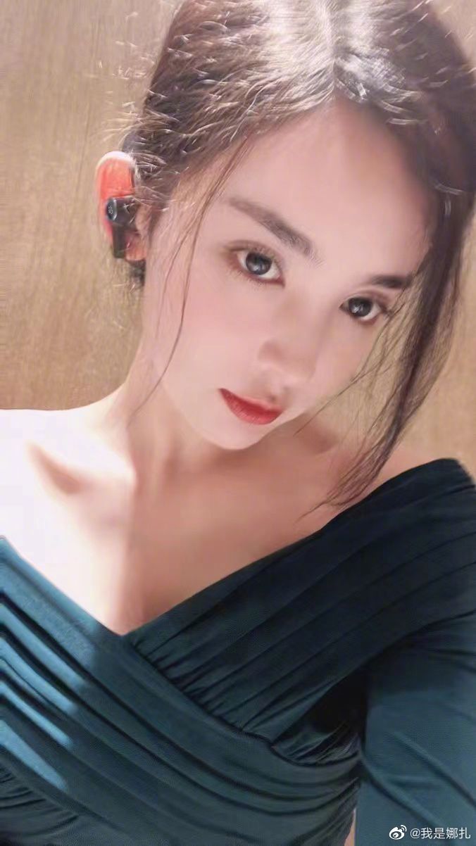 组图：古力娜扎晒九宫格怼脸随拍着蓝绿色露肩上衣随性闲适第5张图片