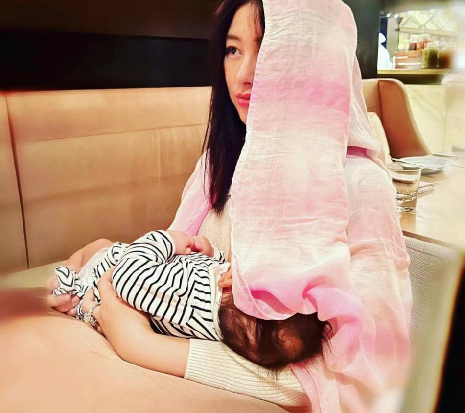 组图:朱珠晒产后哺乳照 淡妆出镜怀抱女儿喂奶画面温馨有爱_高清图集