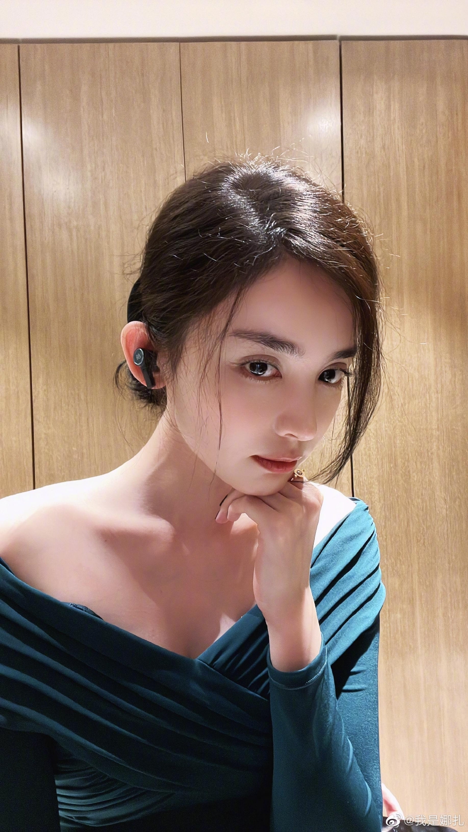 组图：古力娜扎晒九宫格怼脸随拍着蓝绿色露肩上衣随性闲适