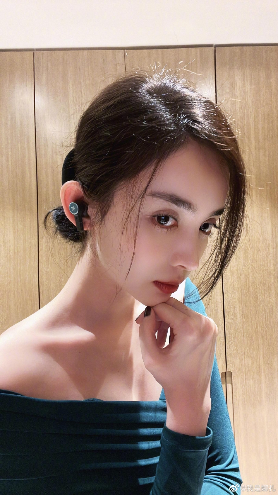 组图：古力娜扎晒九宫格怼脸随拍着蓝绿色露肩上衣随性闲适