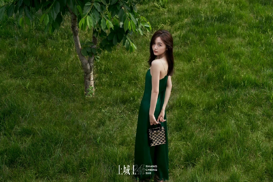 组图:吴宣仪山间庭院大片释出 着一袭绿色长裙漫步乡野舒缓惬意