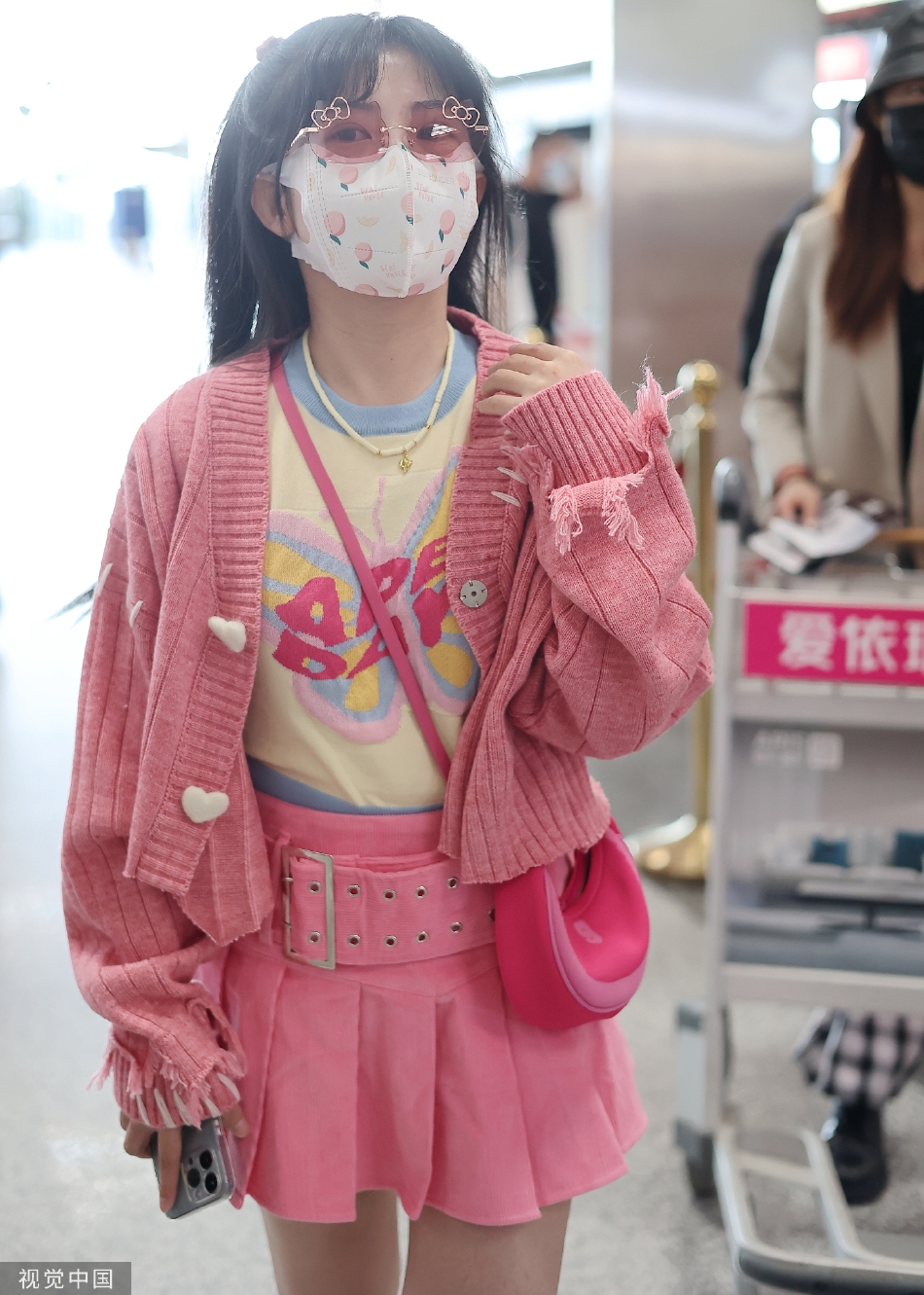 组图：赖美云现身北京机场戴粉色卡通墨镜元气满满第3张图片