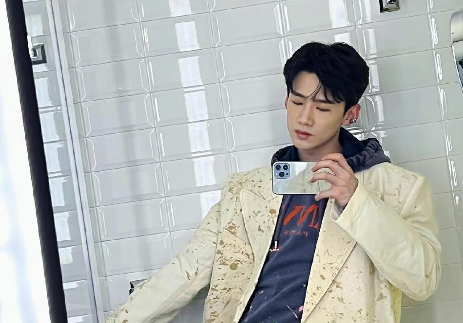 组图:白敬亭晒戴口罩自拍难掩帅气 穿条纹上衣瞳色好特别