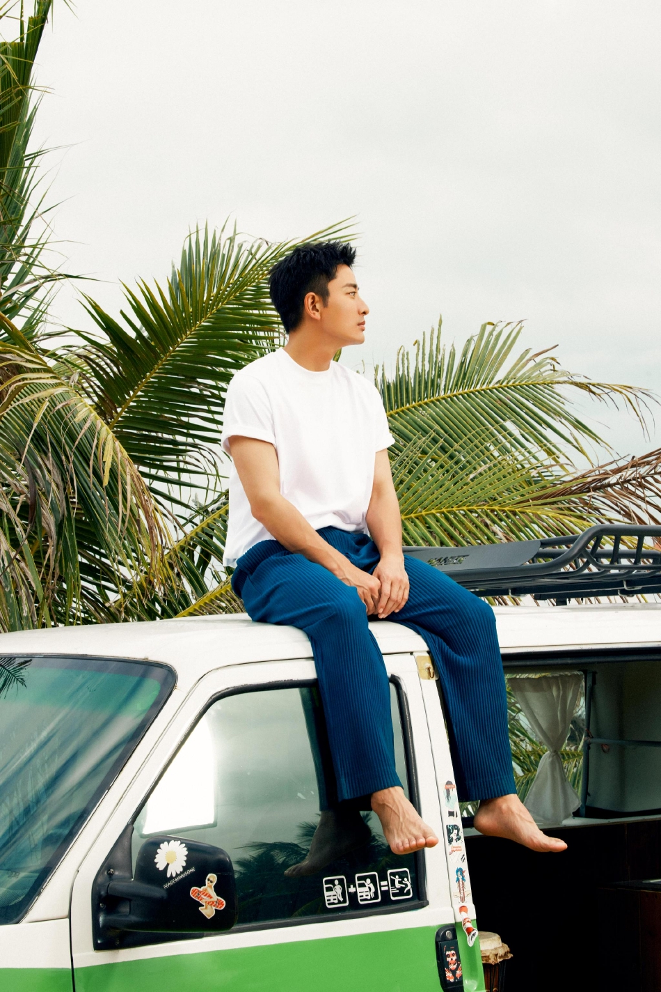 组图:贾乃亮38岁生日写真释出 赤脚泛舟湖上轻松惬意