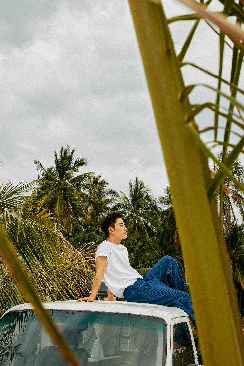 组图:贾乃亮38岁生日写真释出 赤脚泛舟湖上轻松惬意