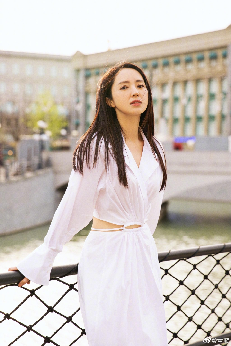 组图:董璇晒清新感生活随拍 手拿郁金香花束温柔优雅