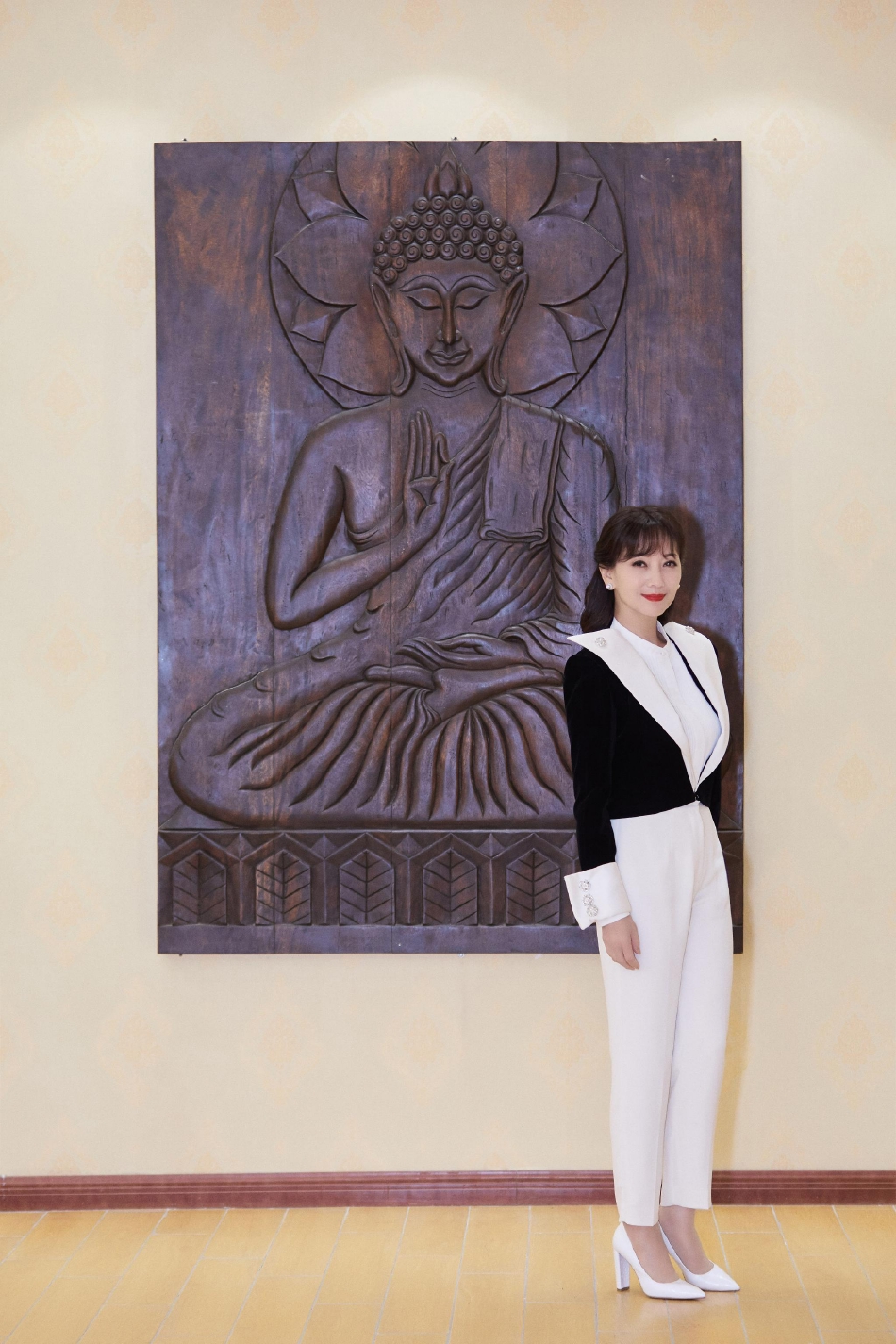 组图：赵雅芝九宫格日常随拍发布着黑白拼色外套笑容灿烂状态佳