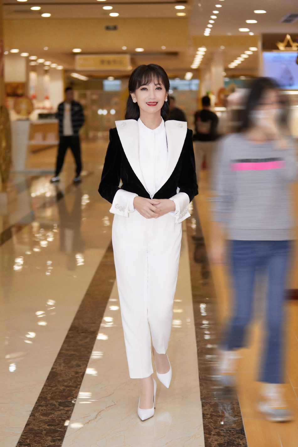 组图：赵雅芝九宫格日常随拍发布着黑白拼色外套笑容灿烂状态佳