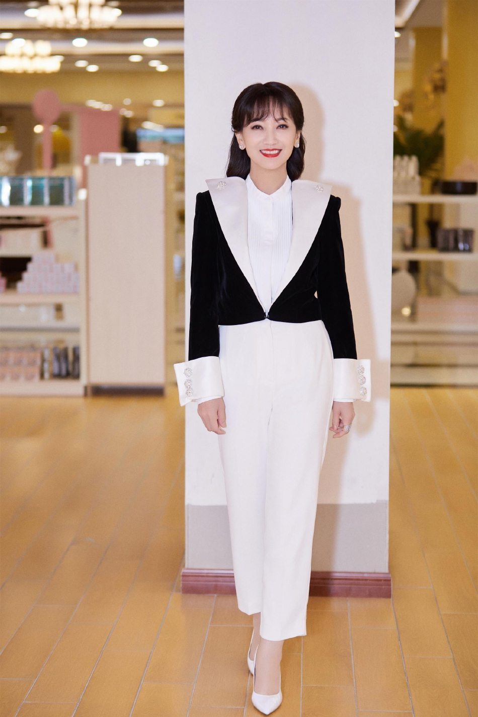 组图：赵雅芝九宫格日常随拍发布着黑白拼色外套笑容灿烂状态佳