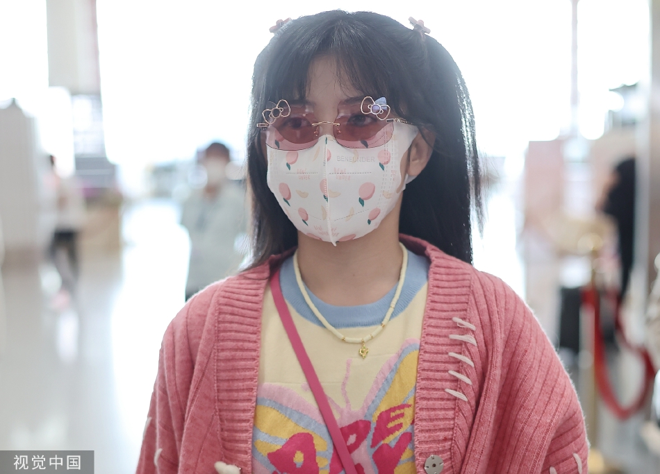 组图：赖美云现身北京机场戴粉色卡通墨镜元气满满第4张图片