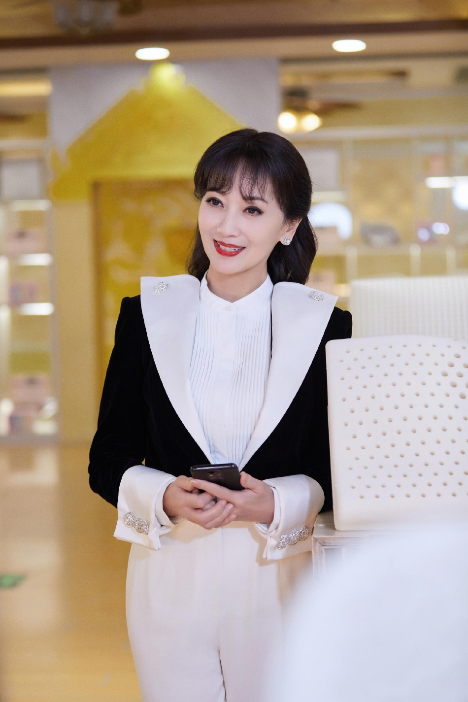 组图：赵雅芝九宫格日常随拍发布着黑白拼色外套笑容灿烂状态佳