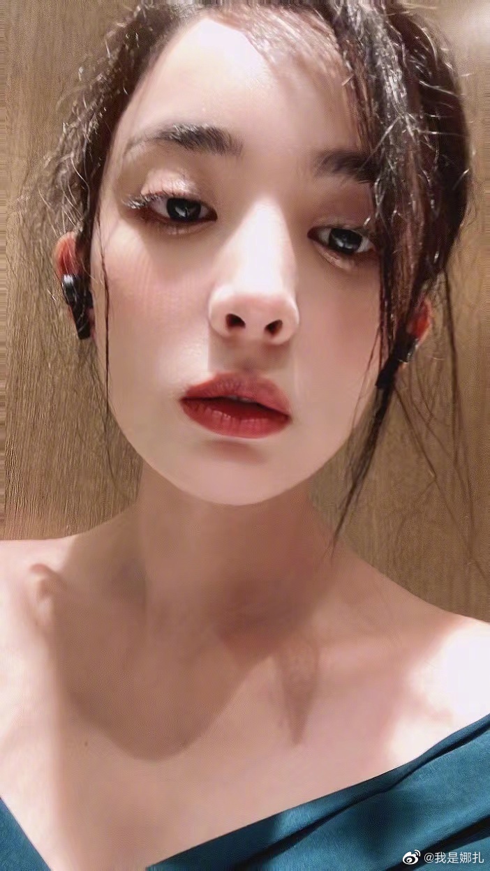 组图：古力娜扎晒九宫格怼脸随拍着蓝绿色露肩上衣随性闲适第3张图片