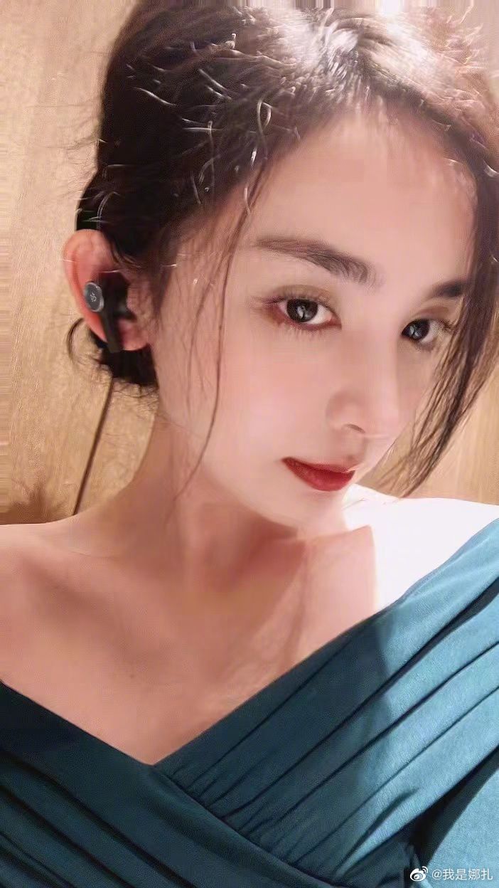 组图：古力娜扎晒九宫格怼脸随拍着蓝绿色露肩上衣随性闲适第4张图片