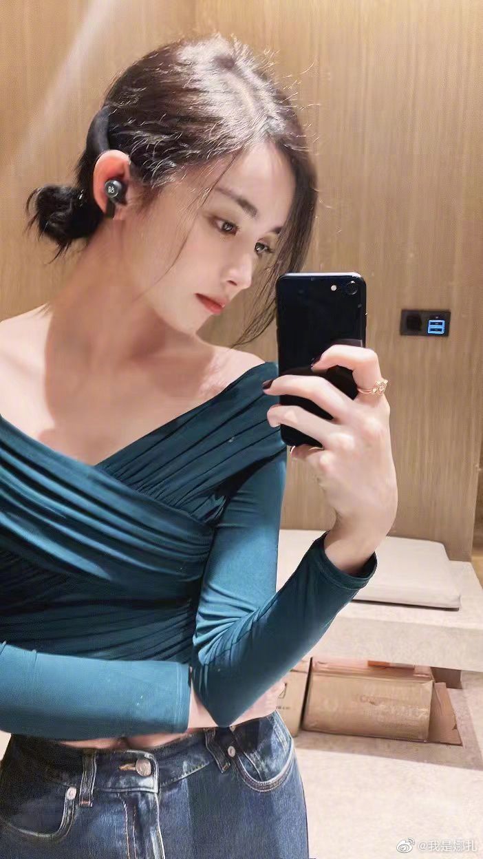 组图：古力娜扎晒九宫格怼脸随拍着蓝绿色露肩上衣随性闲适