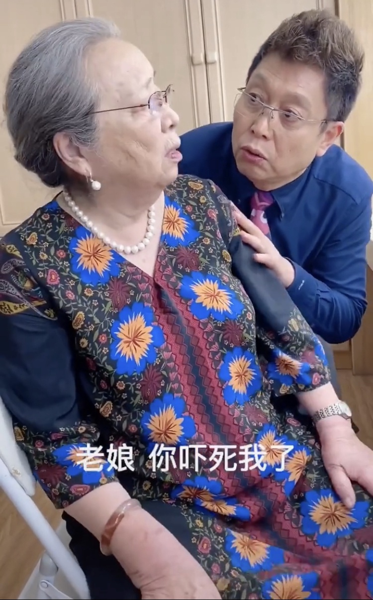 组图容嬷嬷李明启罕见近照曝光84岁念台词有劲精气神十足