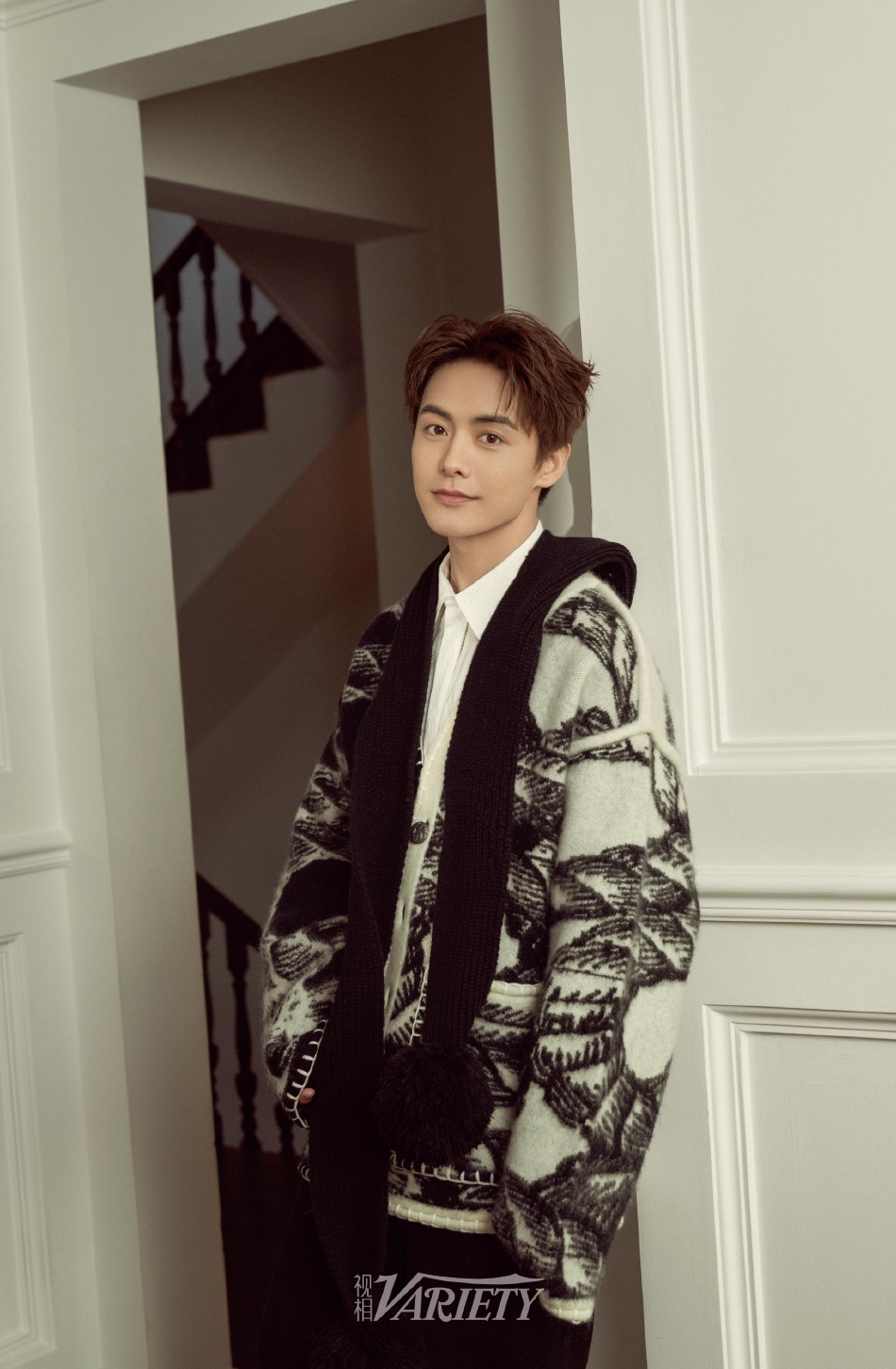 组图:马天宇暖调居家大片释出 着白色针织衫搭长裤随性温柔