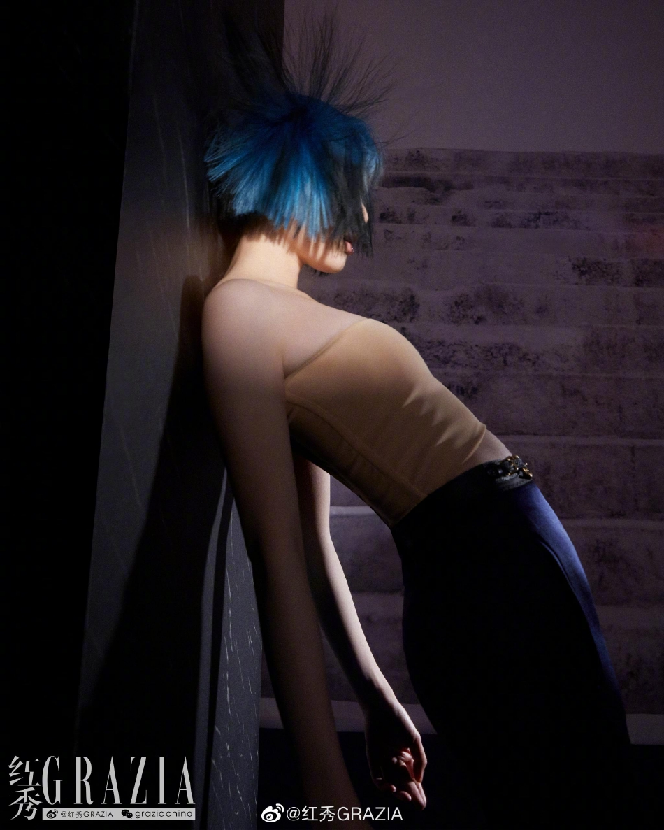 组图：倪妮迷幻感光影大片释出大胆尝试“亢奋妆”风格前卫第4张图片